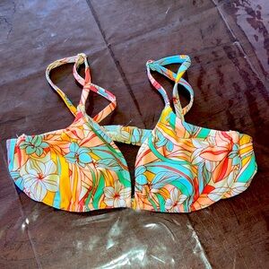 Floral Multicolor Medium Bikini Top only EUC straps adjustable, has pad inserts